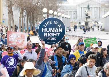 San Francisco, CA - 25 Ocak 2025: Yaşam İçin Yaşam Yürüyüşü 'nün tanımlanamayan katılımcıları, yaşam karşıtı tabelalar ve pankartlarla, Embarcadero' ya doğru ilerliyorlar..