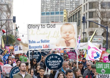 San Francisco, CA - 25 Ocak 2025: Yaşam İçin Yaşam Yürüyüşü 'nün tanımlanamayan katılımcıları, yaşam karşıtı tabelalar ve pankartlarla, Embarcadero' ya doğru ilerliyorlar.