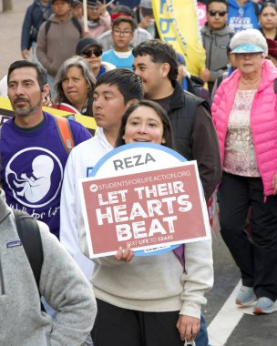 San Francisco, CA - 25 Ocak 2025: Yaşam İçin Yaşam Yürüyüşü 'nün tanımlanamayan katılımcıları, yaşam karşıtı tabelalar ve pankartlarla, Embarcadero' ya doğru ilerliyorlar..