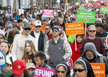 San Francisco, CA - 25 Ocak 2025: Yaşam İçin Yaşam Yürüyüşü 'nün tanımlanamayan katılımcıları, yaşam karşıtı tabelalar ve pankartlarla, Embarcadero' ya doğru ilerliyorlar..