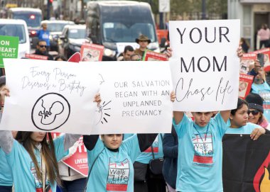 San Francisco, CA - 25 Ocak 2025: Yaşam İçin Yaşam Yürüyüşü 'nün tanımlanamayan katılımcıları, yaşam karşıtı tabelalar ve pankartlarla, Embarcadero' ya doğru ilerliyorlar..
