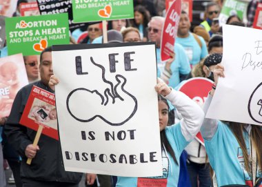 San Francisco, CA - 25 Ocak 2025: Yaşam İçin Yaşam Yürüyüşü 'nün tanımlanamayan katılımcıları, yaşam karşıtı tabelalar ve pankartlarla, Embarcadero' ya doğru ilerliyorlar..