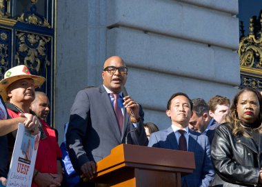 San Francisco, CA - 28 Ocak 2025: Belediye binasının önündeki basamaklarda konuşan Kamu Savunucusu Manohar Raju, bir Sığınak Kenti olarak kentin statüsünü yineledi ve San Francisco vatandaşlarına destekleyici bilgiler sağladı