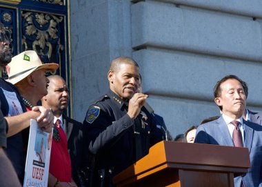 San Francisco, CA - 28 Ocak 2025: Emniyet Müdürü Bill Scott belediye binasının önündeki basamaklarda yaptığı konuşmada Sanctuary City statüsünün sürdüğünü doğruladı.