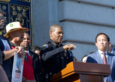 San Francisco, CA - 28 Ocak 2025: Emniyet Müdürü Bill Scott belediye binasının önündeki basamaklarda yaptığı konuşmada Sanctuary City statüsünün sürdüğünü doğruladı.
