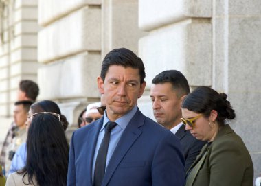 San Francisco, CA - 28 Ocak 2025: Belediye binasının önündeki basamaklarda görevli Joaquin Torres Sığınak Şehri olarak devam eden şehirlerin durumunu doğruladı