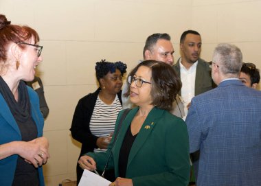 Oakland, CA - 8 Şubat 2025: Alameda İlçe Yöneticisi Nikki Fortunato Bas Belediye Başkanlığı Kampanyası 'nda Barbara Lee' nin açılış vuruşunu yaptı