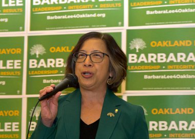 Oakland, CA - 8 Şubat 2025: Alameda İlçe Yöneticisi Nikki Fortunato Bas Belediye Başkanlığı Kampanyası 'nda Barbara Lee' nin açılış vuruşunu yaptı
