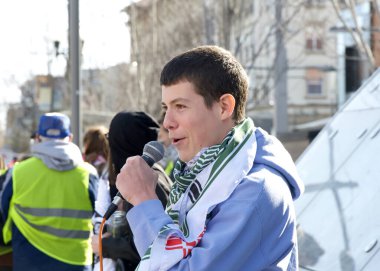 Berkeley, CA - 14 Şubat 2025: Berkeley Lisesi öğrencileri tarafından düzenlenen ve Konut Krizi 'ne hitap eden bir mitingde kimliği belirsiz katılımcılar. Oturulmayanların hakları tanıtılıyor.