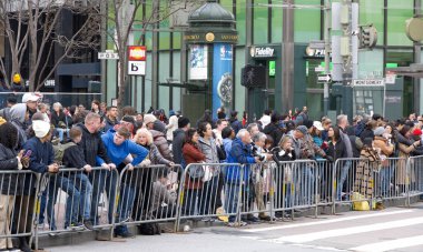 San Francisco, CA - 15 Şubat 2025: Çin Yeni Yıl Geçit Töreni 'nin izleyicileri, Asya dışındaki türünün en iyi 10 geçit töreninden biri ve türünün en büyük kutlaması.