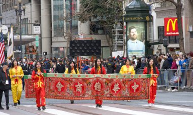 San Francisco, CA - 15 Şubat 2025: Çin Yeni Yıl Geçidi 'nin tanımlanamayan katılımcıları, dünyanın en iyi 10 geçit töreninden biri ve Asya dışındaki türünün en büyük kutlaması.