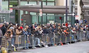 San Francisco, CA - 15 Şubat 2025: Çin Yeni Yıl Geçit Töreni 'nin izleyicileri, Asya dışındaki türünün en iyi 10 geçit töreninden biri ve türünün en büyük kutlaması.