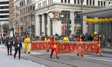 San Francisco, CA - 15 Şubat 2025: Çin Yeni Yıl Geçidi 'nin tanımlanamayan katılımcıları, dünyanın en iyi 10 geçit töreninden biri ve Asya dışındaki türünün en büyük kutlaması.