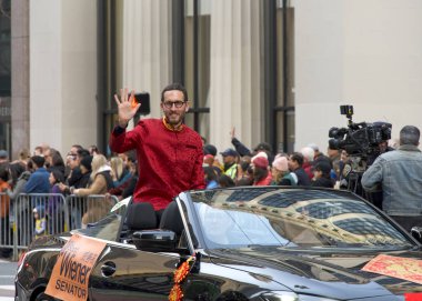 San Francisco, CA - 15 Şubat 2025: Çin Yeni Yıl Geçit Töreni 'nde Senatör Scott Wiener, Asya dışındaki türünün en büyük 10 geçit töreninden biri.