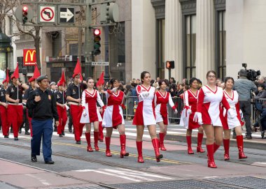 San Francisco, CA - 15 Şubat 2025: Çin Yeni Yıl Geçidi 'nin tanımlanamayan katılımcıları, dünyanın en iyi 10 geçit töreninden biri ve Asya dışındaki türünün en büyük kutlaması.