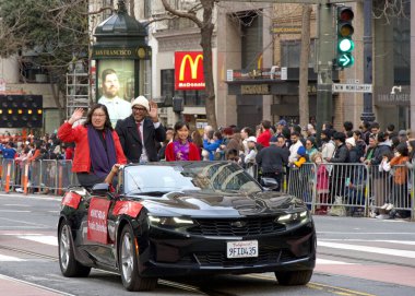 San Francisco, CA - 15 Şubat 2025: Çin Yeni Yıl Geçit Töreni 'nde Kamu Savunucusu Manohar Raju, Asya dışındaki türünün en büyük 10 geçit töreninden biri ve en büyük kutlaması.