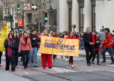 San Francisco, CA - 15 Şubat 2025: Çin Yeni Yıl Geçidi 'nin tanımlanamayan katılımcıları, dünyanın en iyi 10 geçit töreninden biri ve Asya dışındaki türünün en büyük kutlaması.