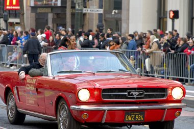 San Francisco, CA - 15 Şubat 2025: Kaliforniya Eyaleti Denetçisi Malia Cohen, Çin Yeni Yıl Geçidi 'nde, Asya dışındaki türünün en büyük 10 geçit töreninden biri.