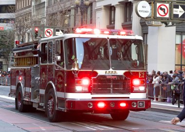 San Francisco, CA - 15 Şubat 2025: Çin Yeni Yıl Geçidi 'nin tanımlanamayan katılımcıları, dünyanın en iyi 10 geçit töreninden biri ve Asya dışındaki türünün en büyük kutlaması.