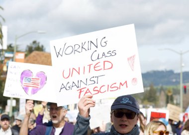 Oakland, CA - 17 Şubat 2025: Başbakanlar Günü 'nde Meyve Valesi Bart' tan Merritt Gölü 'ne yürüyüş ve yürüyüş yapan kimliği belirsiz katılımcılar.