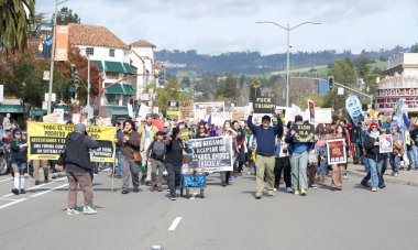 Oakland, CA - 17 Şubat 2025: Başbakanlar Günü 'nde Meyve Valesi Bart' tan Merritt Gölü 'ne yürüyüş ve yürüyüş yapan kimliği belirsiz katılımcılar.