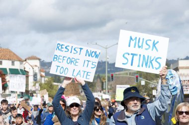 Oakland, CA - 17 Şubat 2025: Başbakanlar Günü 'nde Meyve Valesi Bart' tan Merritt Gölü 'ne yürüyüş ve yürüyüş yapan kimliği belirsiz katılımcılar.
