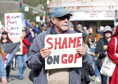 Oakland, CA - 17 Şubat 2025: Başbakanlar Günü 'nde Meyve Valesi Bart' tan Merritt Gölü 'ne yürüyüş ve yürüyüş yapan kimliği belirsiz katılımcılar.