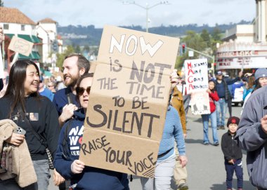 Oakland, CA - 17 Şubat 2025: Başbakanlar Günü 'nde Meyve Valesi Bart' tan Merritt Gölü 'ne yürüyüş ve yürüyüş yapan kimliği belirsiz katılımcılar.