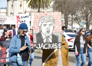 Oakland, CA - 17 Şubat 2025: Başbakanlar Günü 'nde Meyve Valesi Bart' tan Merritt Gölü 'ne yürüyüş ve yürüyüş yapan kimliği belirsiz katılımcılar.