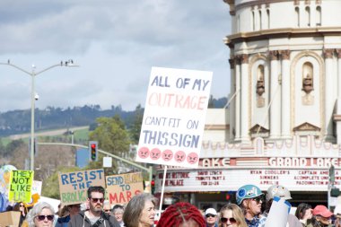 Oakland, CA - 17 Şubat 2025: Başbakanlar Günü 'nde Meyve Valesi Bart' tan Merritt Gölü 'ne yürüyüş ve yürüyüş yapan kimliği belirsiz katılımcılar.