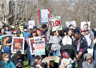 Oakland, CA - 17 Şubat 2025: Başkanlar Günü 'nde Meyve Valesi Bart' tan Merritt Gölü 'ne yürüyüş ve yürüyüş yapan kimliği belirsiz katılımcılar. Merritt Gölü Rallisi 'nde tabelalar duruyor..
