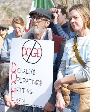 Oakland, CA - 17 Şubat 2025: Başkanlar Günü 'nde Meyve Valesi Bart' tan Merritt Gölü 'ne yürüyüş ve yürüyüş yapan kimliği belirsiz katılımcılar. Merritt Gölü Rallisi 'nde tabelalar duruyor..