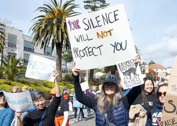 Oakland, CA - 17 Şubat 2025: Başbakanlar Günü 'nde Meyve Valesi Bart' tan Merritt Gölü 'ne yürüyüş ve yürüyüş yapan kimliği belirsiz katılımcılar.