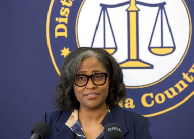 Oakland, CA - 18 Şubat 2025: Yargıç Ursula Jones Dickson Alameda Yüksek Mahkemesi 'nin arkasında, Alameda İlçesinin yeni Bölge Savcısı olarak yemin etmeden önce gazetecilere konuştu..