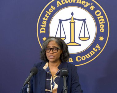 Oakland, CA - 18 Şubat 2025: Yargıç Ursula Jones Dickson Alameda Yüksek Mahkemesi 'nin arkasında, Alameda İlçesinin yeni Bölge Savcısı olarak yemin etmeden önce gazetecilere konuştu..