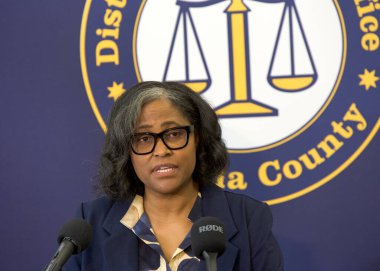 Oakland, CA - 18 Şubat 2025: Yargıç Ursula Jones Dickson Alameda Yüksek Mahkemesi 'nin arkasında, Alameda İlçesinin yeni Bölge Savcısı olarak yemin etmeden önce gazetecilere konuştu..