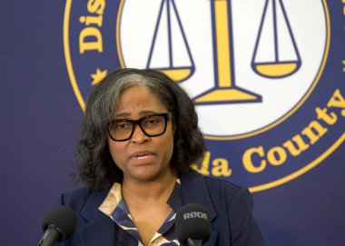 Oakland, CA - 18 Şubat 2025: Yargıç Ursula Jones Dickson Alameda Yüksek Mahkemesi 'nin arkasında, Alameda İlçesinin yeni Bölge Savcısı olarak yemin etmeden önce gazetecilere konuştu..