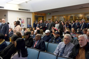 Oakland, CA - 18 Şubat 2025: Yeni savcı olarak Yargıç Ursula Jones Dickson 'ın yemin töreni için odayı dolduran seyirci Alameda ilçesi için.