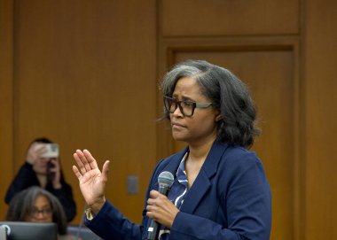 Oakland, CA - 18 Şubat 2025: Yargıç Ursula Jones Dickson, sağ eli havada, Alameda İlçesinin yeni Bölge Savcısı olarak yemin ediyor.