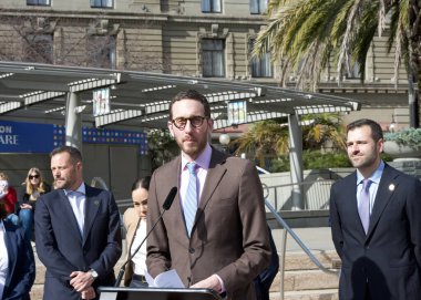 San Francisco, CA - 18 Şubat 2025: Eyalet Senatörü Scott Wiener, şehir merkezini yeniden canlandırmak için şehre 20 içki ruhsatı verecek olan 395 sayılı senato tasarısını basın toplantısında duyurdu.