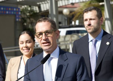 San Francisco, CA - 18 Şubat 2025: Belediye Başkanı Daniel Lurie, şehir merkezini yeniden canlandırmak için şehre 20 içki ruhsatı verecek olan 395 sayılı senato tasarısını basın toplantısında duyurdu..