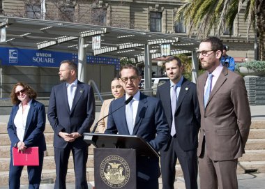 San Francisco, CA - 18 Şubat 2025: Belediye Başkanı Daniel Lurie, şehir merkezini yeniden canlandırmak için şehre 20 içki ruhsatı verecek olan 395 sayılı senato tasarısını basın toplantısında duyurdu..