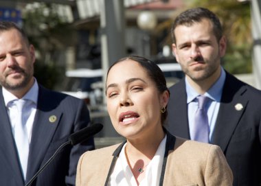 San Francisco, CA - 18 Şubat 2025: Yönetim kurulu başkanı Marisa Rodriguez, şehir merkezini yeniden canlandırmak için şehre 20 içki ruhsatı verecek olan 395 sayılı senato tasarısını basın toplantısında duyurdu..