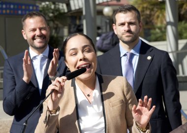 San Francisco, CA - 18 Şubat 2025: Yönetim kurulu başkanı Marisa Rodriguez, şehir merkezini yeniden canlandırmak için şehre 20 içki ruhsatı verecek olan 395 sayılı senato tasarısını basın toplantısında duyurdu..