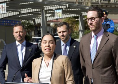 San Francisco, CA - 18 Şubat 2025: Yönetim kurulu başkanı Marisa Rodriguez, şehir merkezini yeniden canlandırmak için şehre 20 içki ruhsatı verecek olan 395 sayılı senato tasarısını basın toplantısında duyurdu..