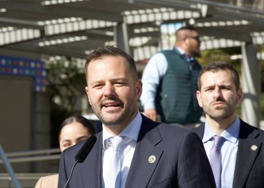 San Francisco, CA - 18 Şubat 2025: Meclis üyesi Matt Haney, şehir merkezini yeniden canlandırmak için şehre 20 içki ruhsatı verecek olan 395 sayılı Senato Tasarısını Basın Kongresi 'nde duyurdu..