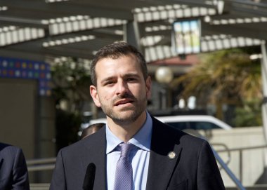 San Francisco, CA - 18 Şubat 2025 Basın Kongresi 'nde Denetmen Danny Sauter, şehir merkezini yeniden canlandırmak için şehre 20 içki ruhsatı verecek olan 395 sayılı yasa tasarısını açıkladı..