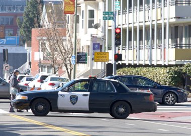 Oakland, CA - 22 Şubat 2025: Oakland Polis Kruvazörü geçit töreninden önce Çin Mahallesi 'nde trafiği engelledi.