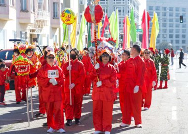 Oakland, CA - 22 Şubat 2025: Oaklands Çin Mahallesi 'nde düzenlenen üçüncü yeni yıl geçit törenine kimliği belirsiz katılımcılar. Yılan Yılı. 