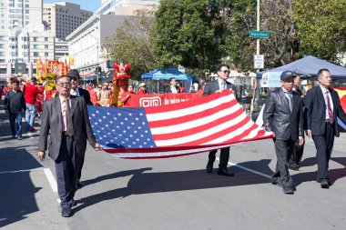 Oakland, CA - 22 Şubat 2025: Yılan Yılı için Oaklands Çin Mahallesi 'nde düzenlenen üçüncü yeni yıl geçit törenine kimliği belirsiz katılımcılar. 